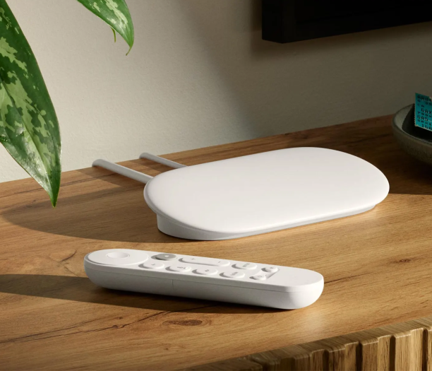 Der Google TV Streamer mit Fernbedienung (Bild: Google)